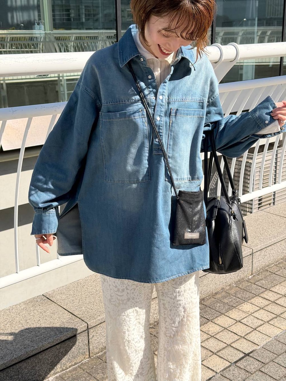 ブラック系のハンドバッグ、ブラック系のローファー、ホワイト系のその他パンツを着用したレディースの冬コーディネートの5枚目の写真