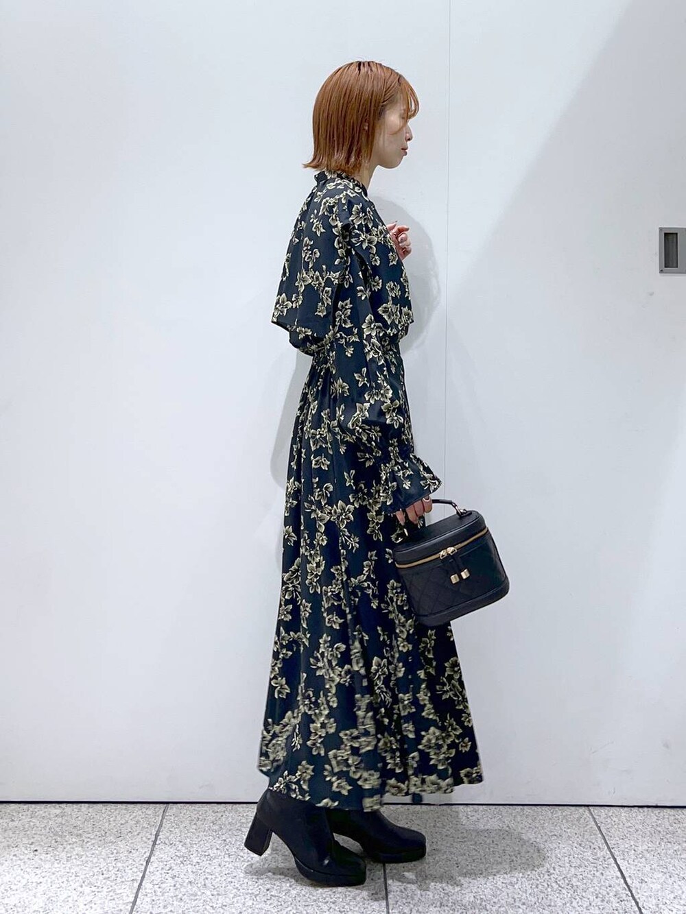 ブラック系のブーツ、ブラック系のスカート、ブラック系のシャツ/ブラウスを着用したレディースの秋コーディネートの5枚目の写真