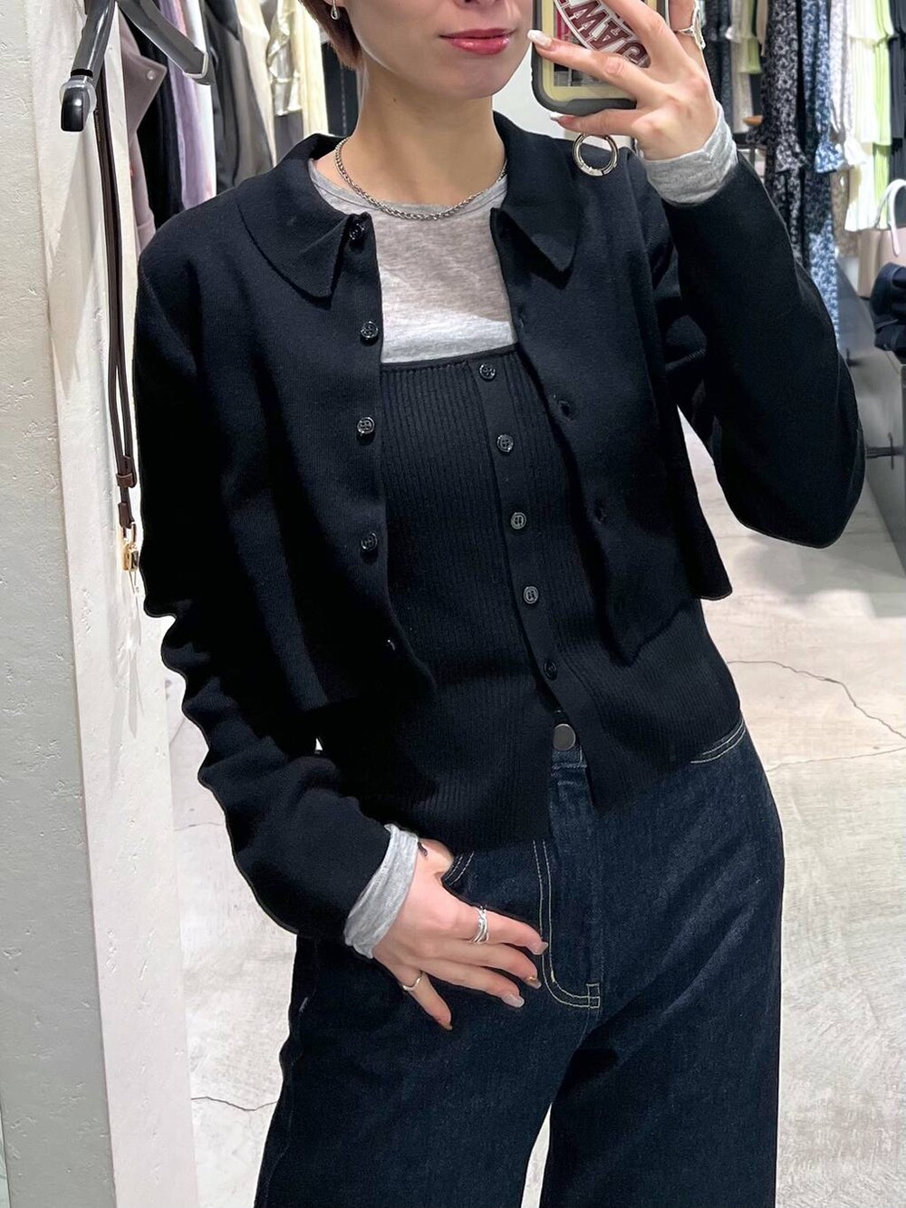 ブルー系のデニムパンツ、ベージュ系のショルダーバッグ、ブラック系のバレエシューズを着用したレディースの春コーディネートの5枚目の写真