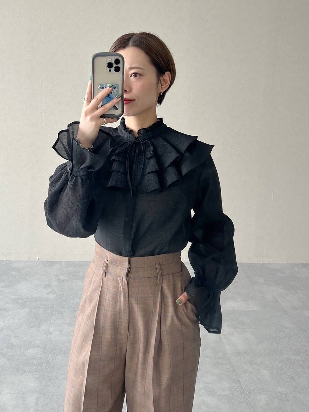 ベージュ系のスラックス、ベージュ系のテーラードジャケット、ブラック系のシャツ/ブラウスを着用したレディースの秋コーディネートの4枚目の写真