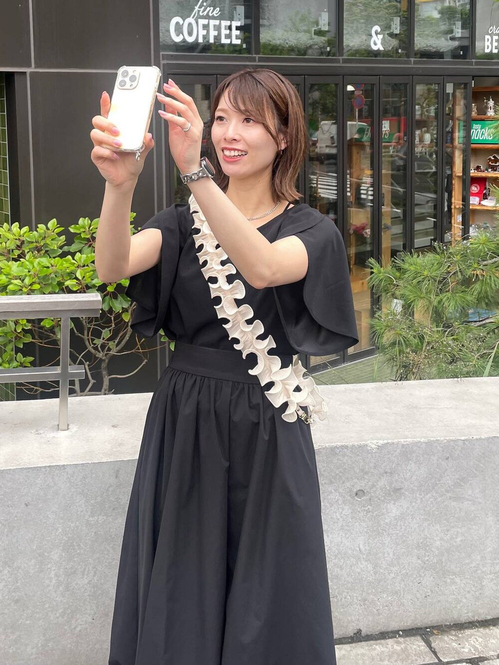 シルバー系のハンドバッグ、ブラック系のサンダル、ブラック系のスカートを着用したレディースの春コーディネートの5枚目の写真