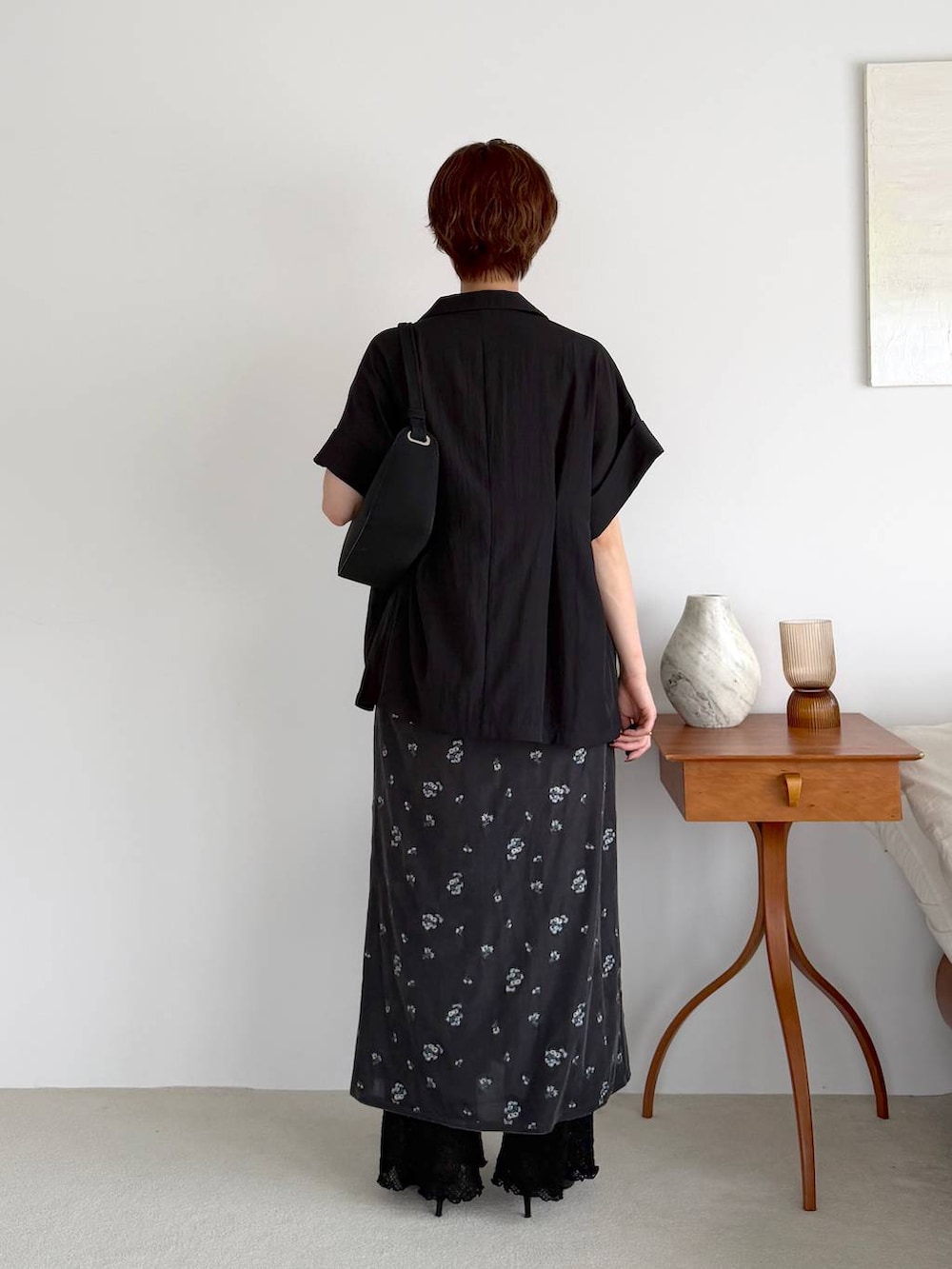 ブラック系のその他パンツ、グレー系のワンピース、ブラック系のサンダルを着用したレディースの夏コーディネートの3枚目の写真