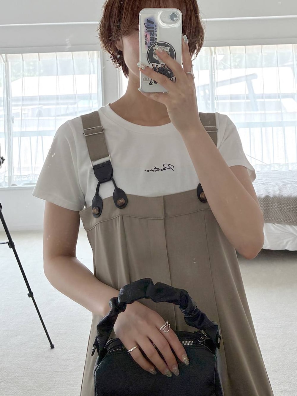 ホワイト系のTシャツ/カットソー、ブラック系のサンダル、ブラック系のショルダーバッグを着用したレディースの夏コーディネートの5枚目の写真