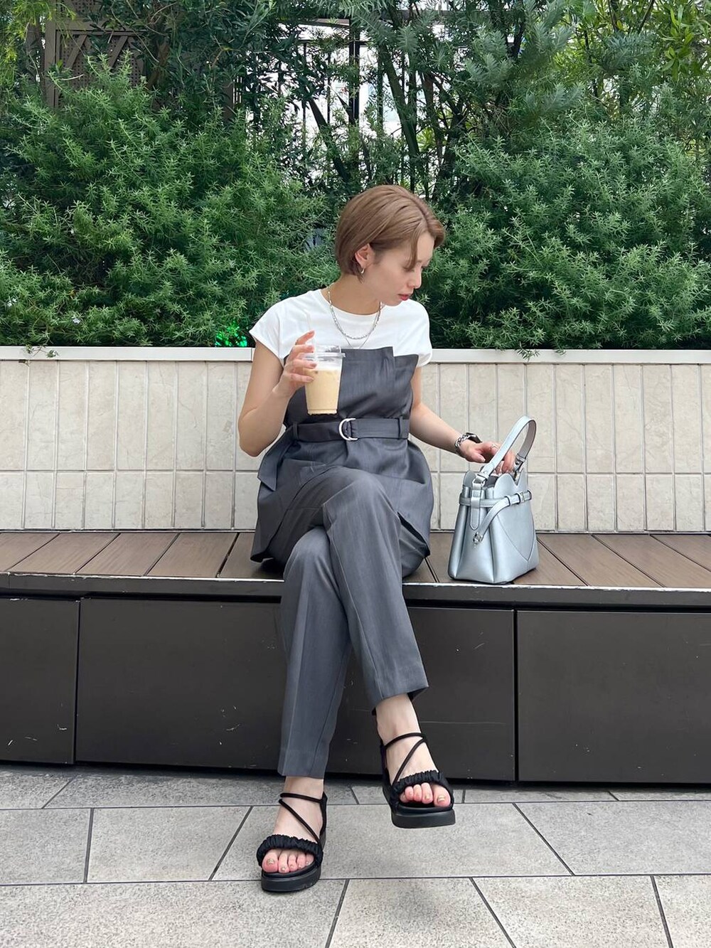 ブラック系のサンダル、グレー系のその他パンツ、グレー系のTシャツ/カットソーを着用したレディースの夏コーディネートの4枚目の写真