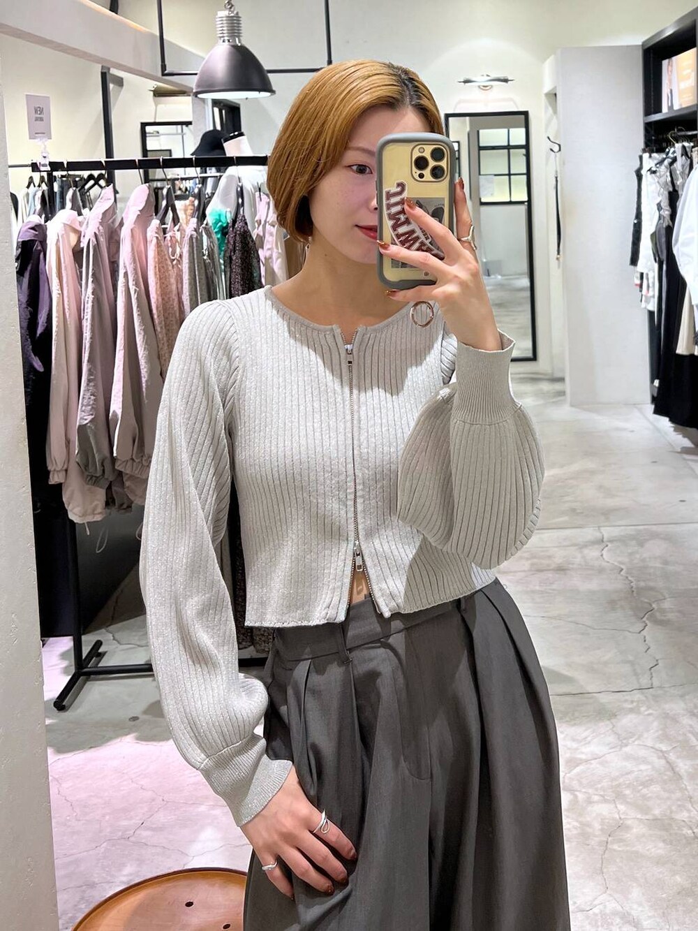 グレー系のその他パンツ、グレー系のカーディガン/ボレロを着用したレディースの秋コーディネートの2枚目の写真