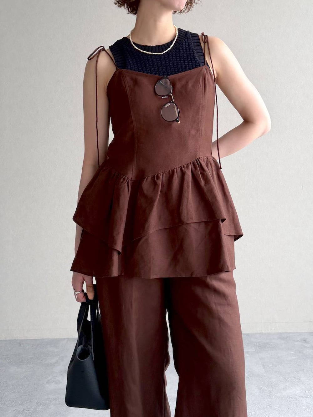 ブラウン系のシャツ/ブラウス、ブラウン系のその他パンツ、ホワイト系のネックレスを着用したレディースの春コーディネートの4枚目の写真