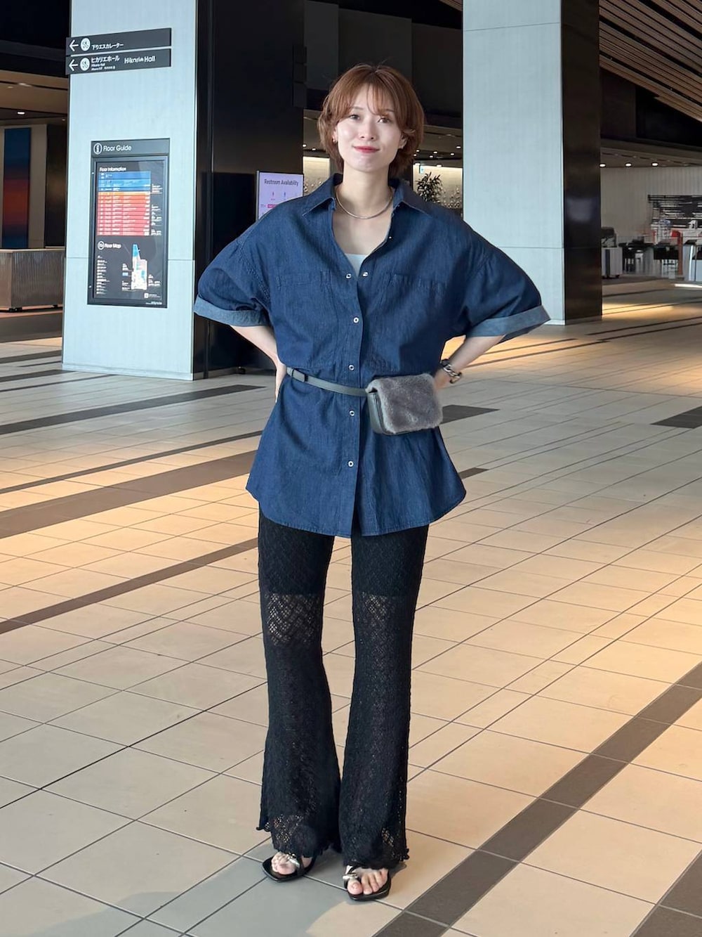 ブラック系のその他パンツ、グレー系のボディバッグ/ウエストポーチ、ブラック系のサンダルを着用したレディースの夏コーディネートの8枚目の写真