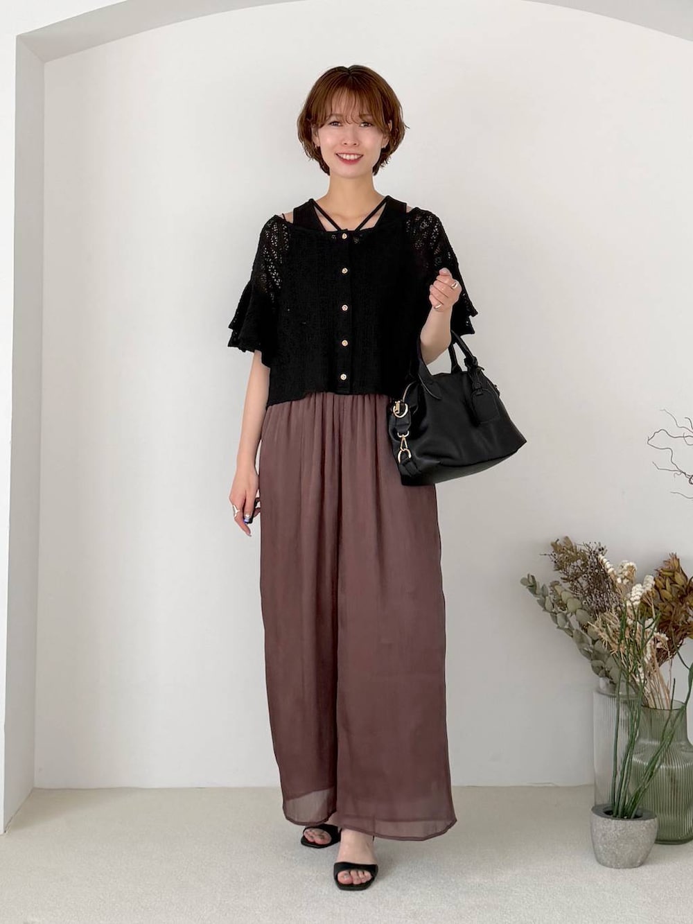 ブラウン系のその他パンツ、ブラック系のボストンバッグ、ブラック系のTシャツ/カットソーを着用したレディースの夏コーディネートの4枚目の写真