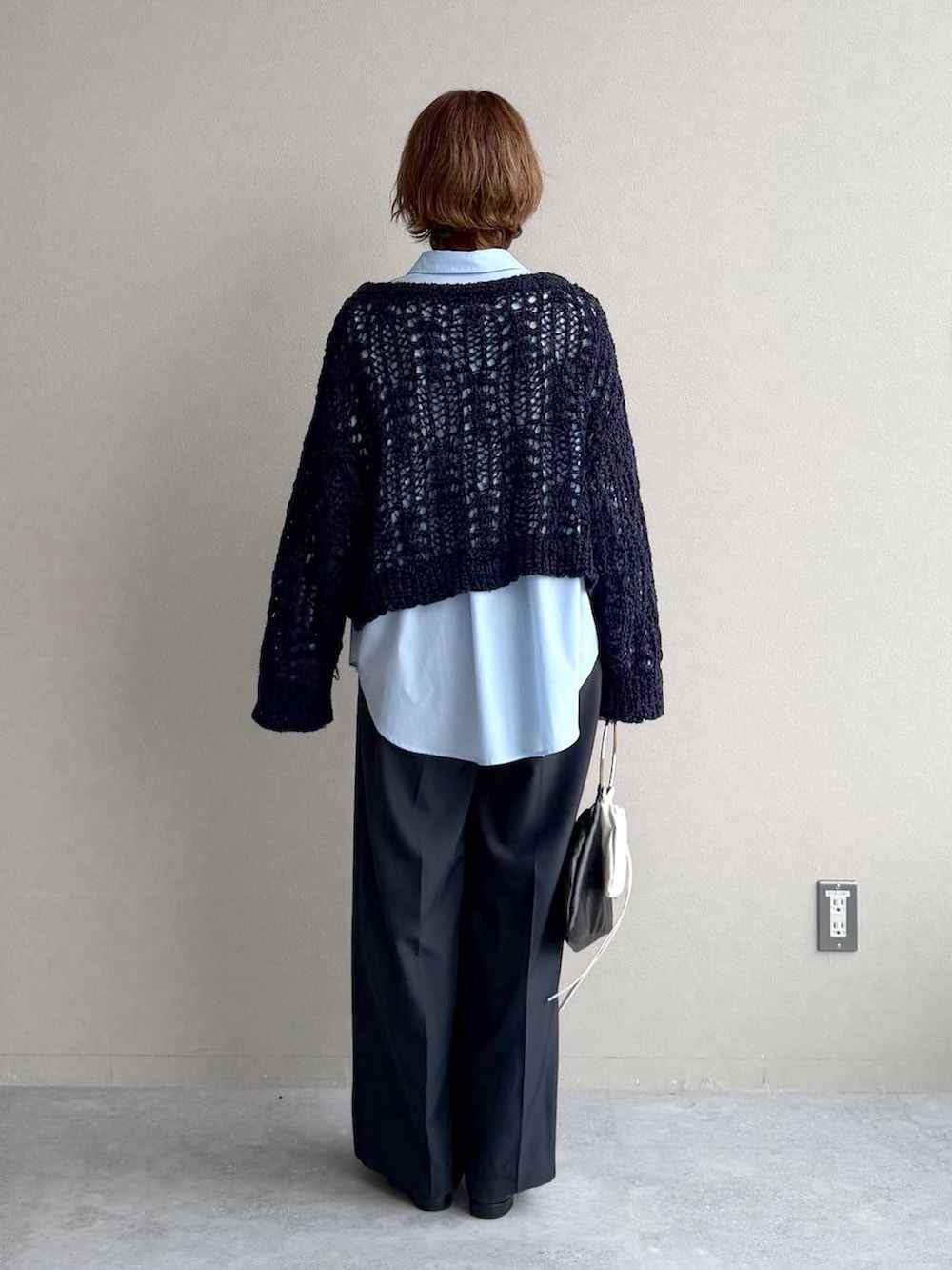 ブルー系のシャツ/ブラウス、ブラック系のパンプス、ブラック系のブルゾンを着用したレディースの冬コーディネートの7枚目の写真