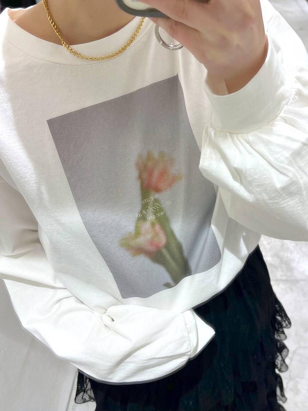 ホワイト系のトートバッグ、ブルー系のデニムジャケット、ブラック系のバレエシューズを着用したレディースの春コーディネートの5枚目の写真