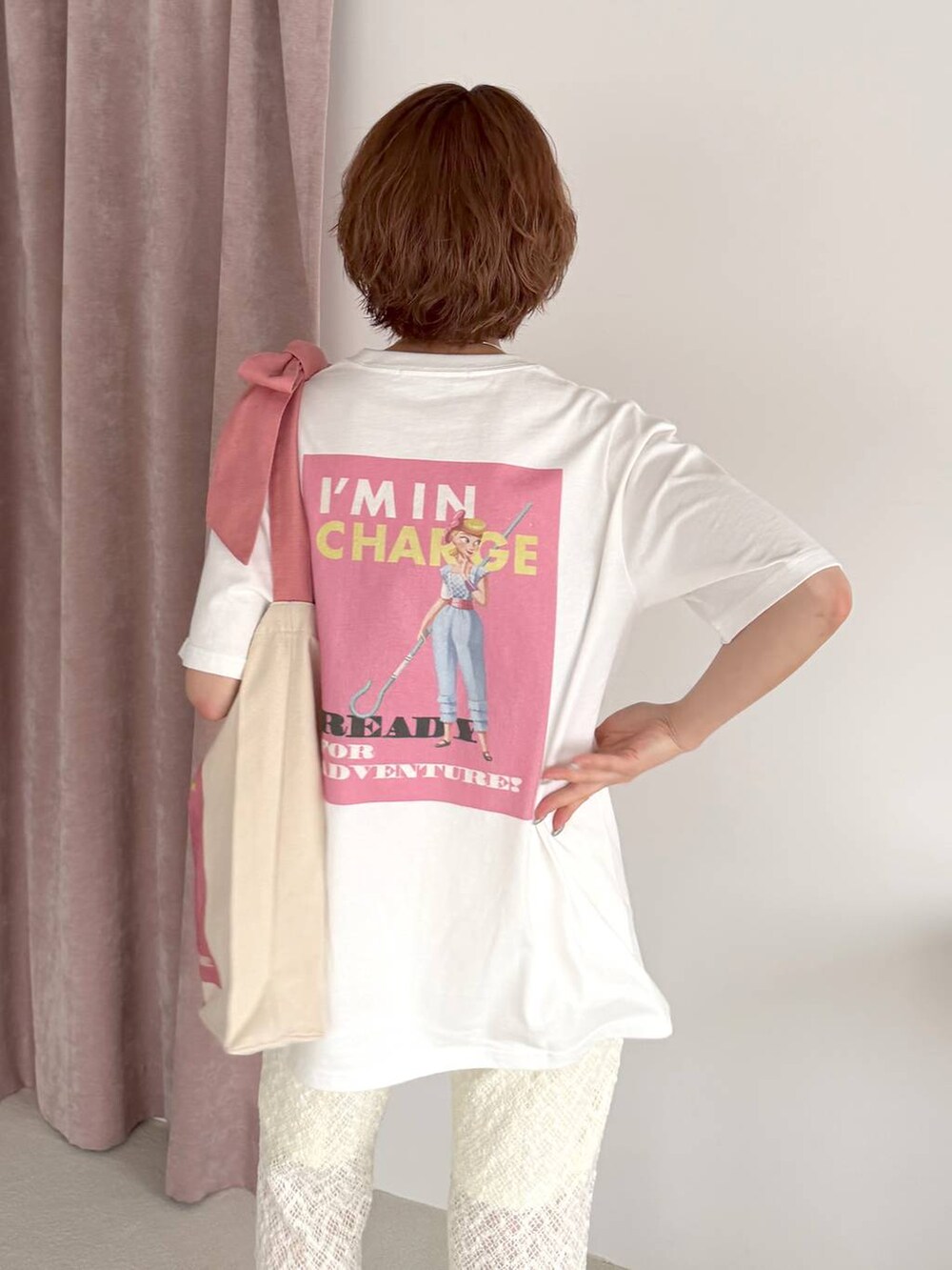 ホワイト系のその他パンツ、ホワイト系のトートバッグ、ホワイト系のTシャツ/カットソーを着用したレディースの夏コーディネートの5枚目の写真