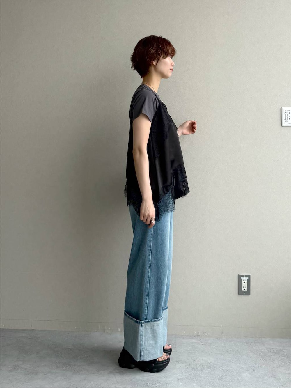 グレー系のTシャツ/カットソー、ブラック系のボストンバッグ、ブラック系のキャミソールを着用したレディースの夏コーディネートの2枚目の写真
