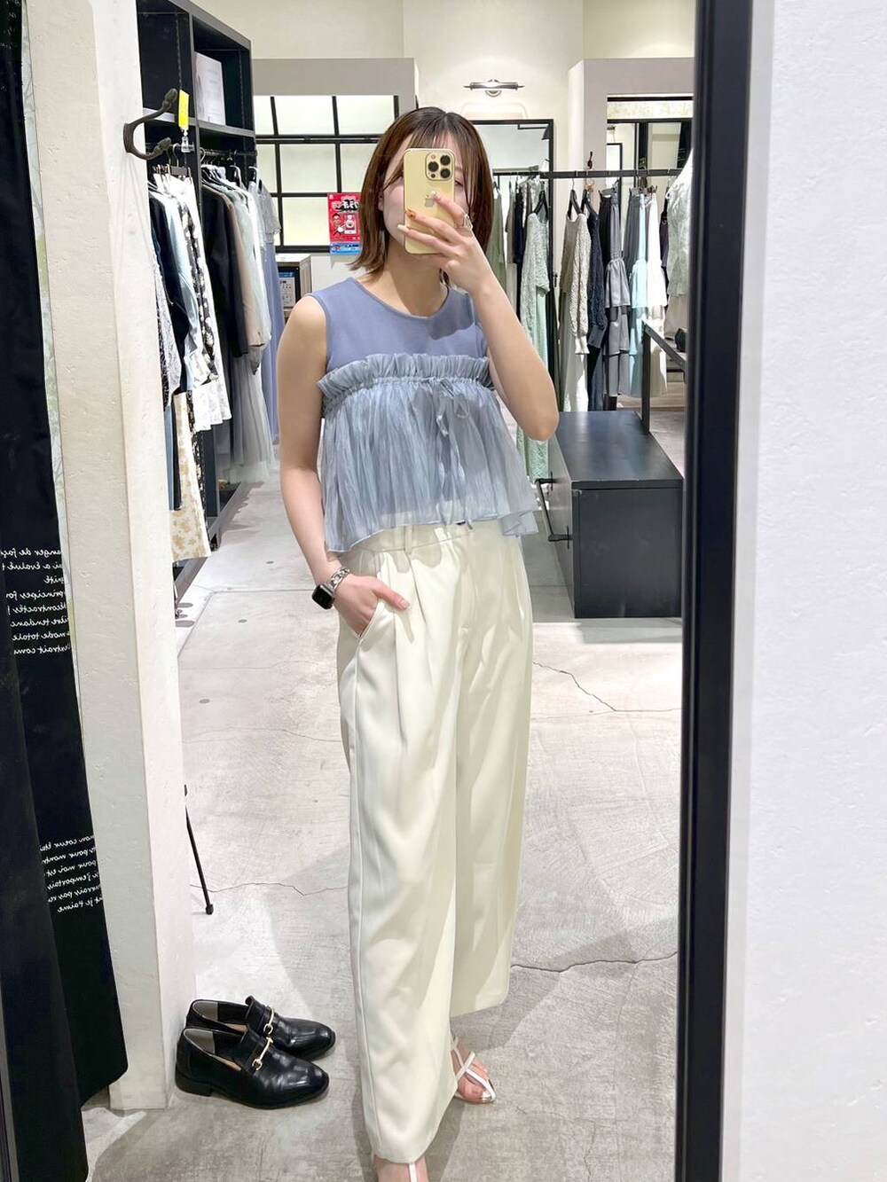 ブルー系のシャツ/ブラウス、ホワイト系のサンダル、ホワイト系のハンドバッグを着用したレディースの春コーディネートの7枚目の写真