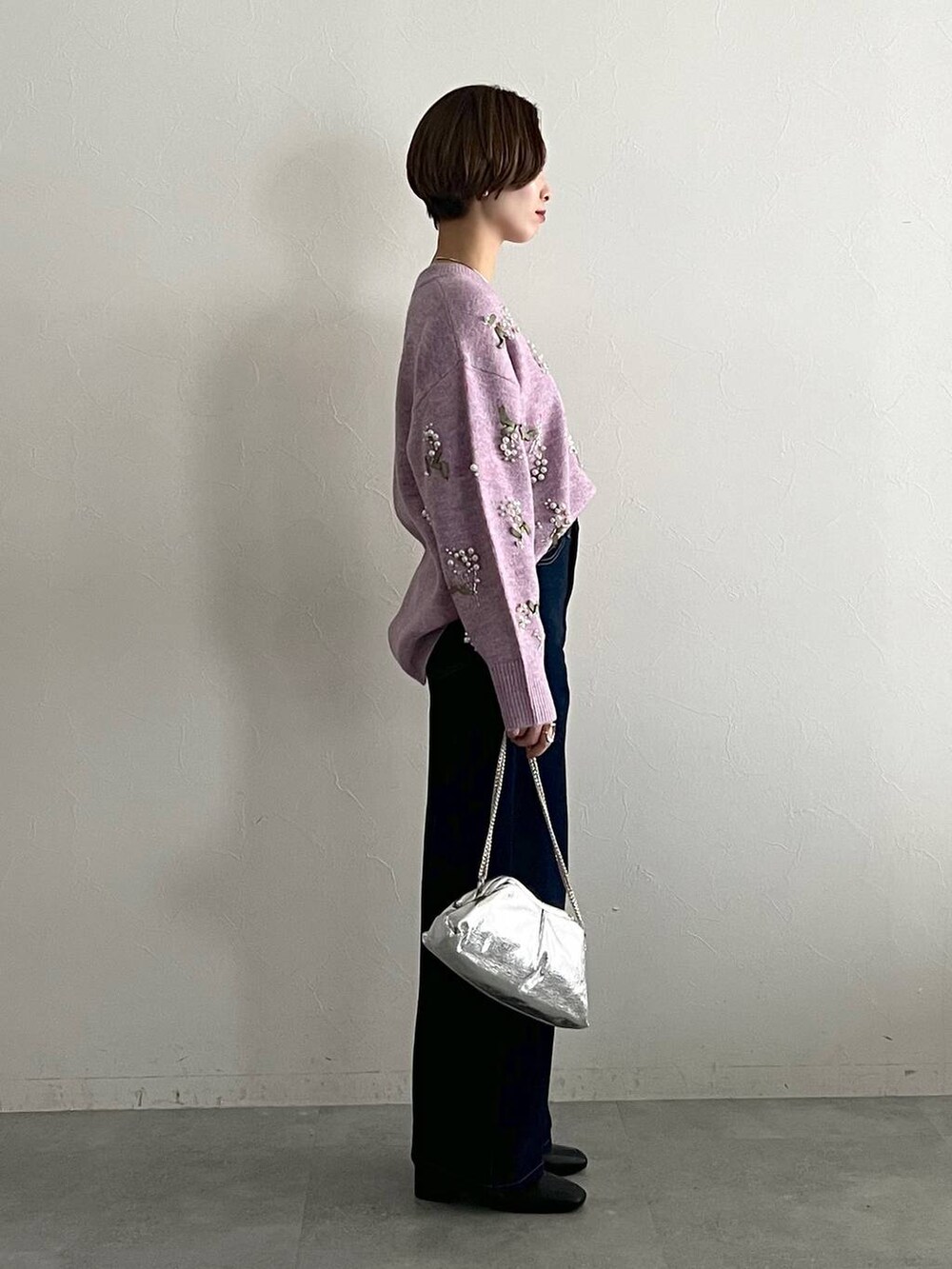 パープル系のニット/セーター、ブルー系のデニムパンツ、ブラック系のローファーを着用したレディースの秋コーディネートの6枚目の写真