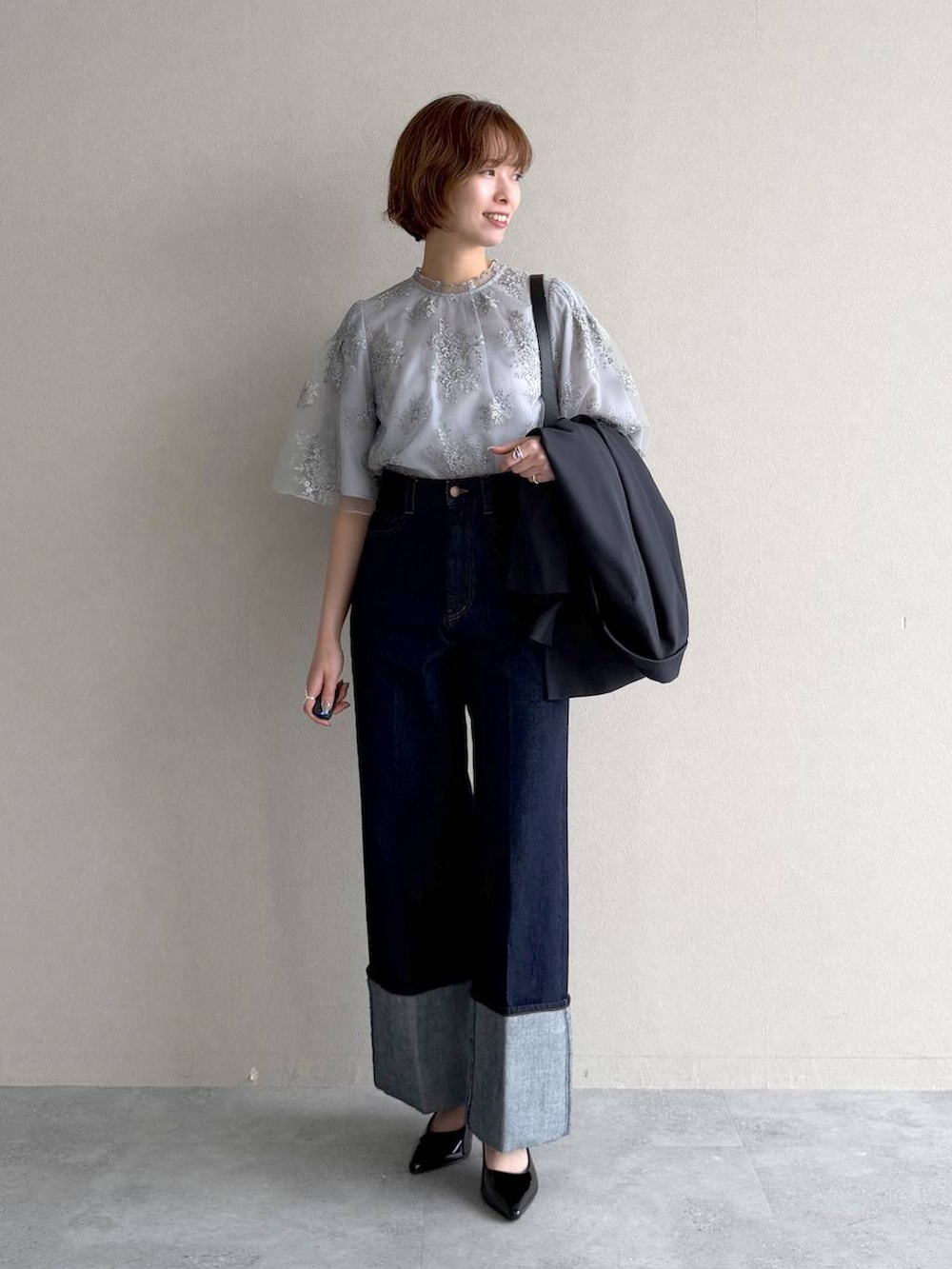 ブラック系のサンダル、ブルー系のシャツ/ブラウス、ブラック系のショルダーバッグを着用したレディースの春コーディネートの5枚目の写真