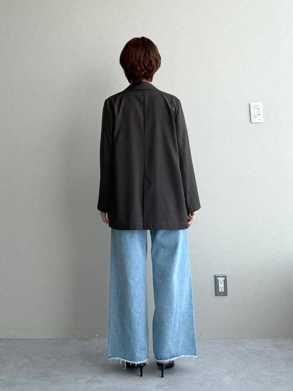 ホワイト系のTシャツ/カットソー、ブルー系のデニムパンツ、グレー系のテーラードジャケットを着用したレディースの夏コーディネートの3枚目の写真