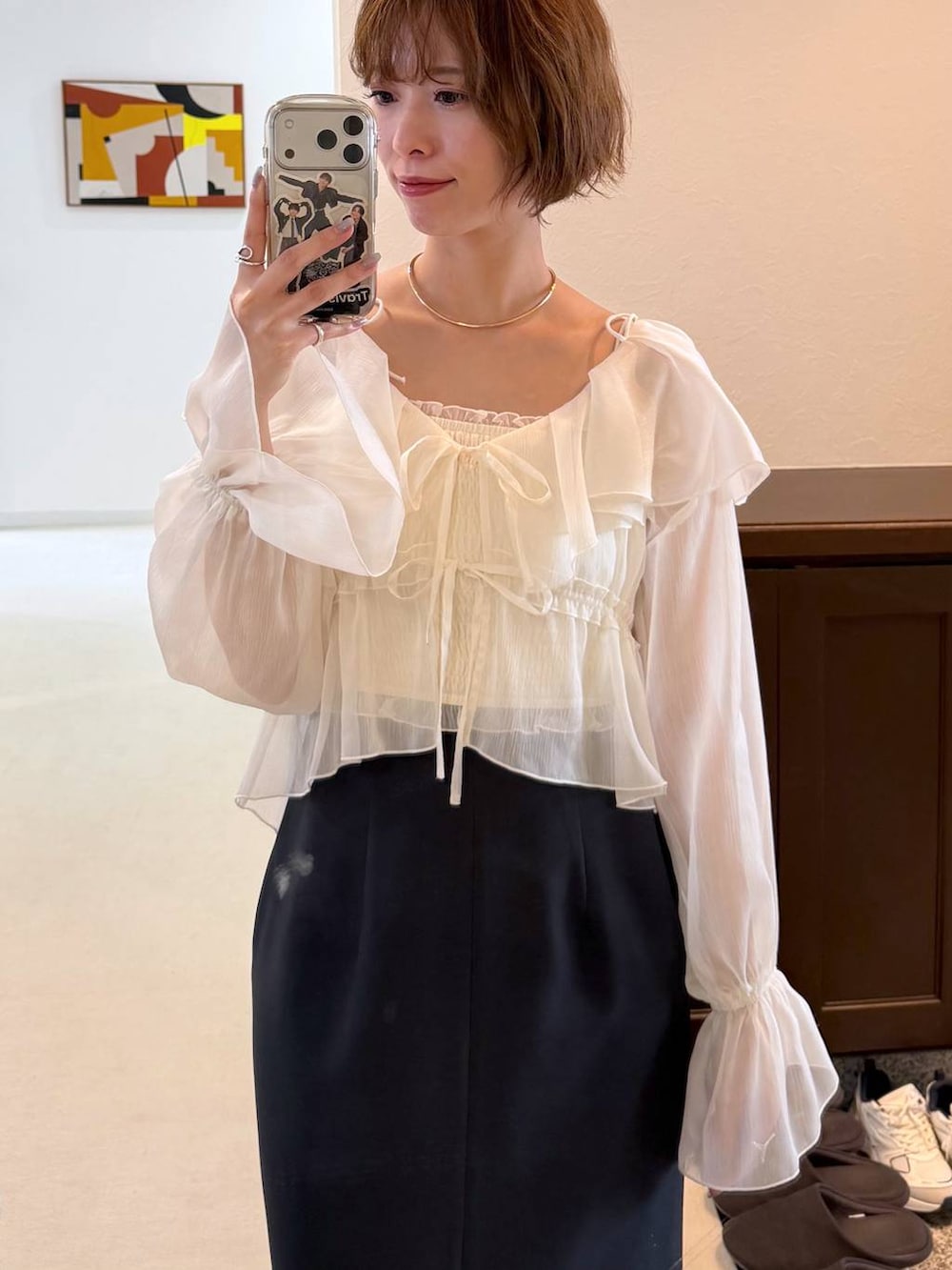 ブラック系のパンプス、ホワイト系のシャツ/ブラウス、ブルー系のスカートを着用したレディースの春コーディネートの4枚目の写真