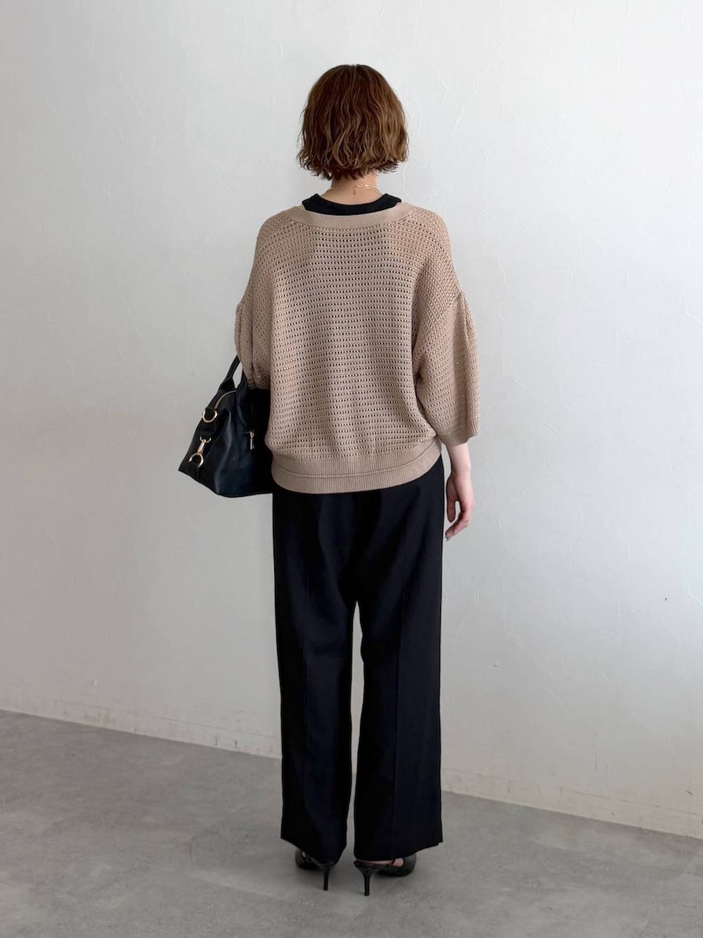 ブラック系のボストンバッグ、ブラック系のサンダル、ブラック系のタンクトップを着用したレディースの春コーディネートの3枚目の写真