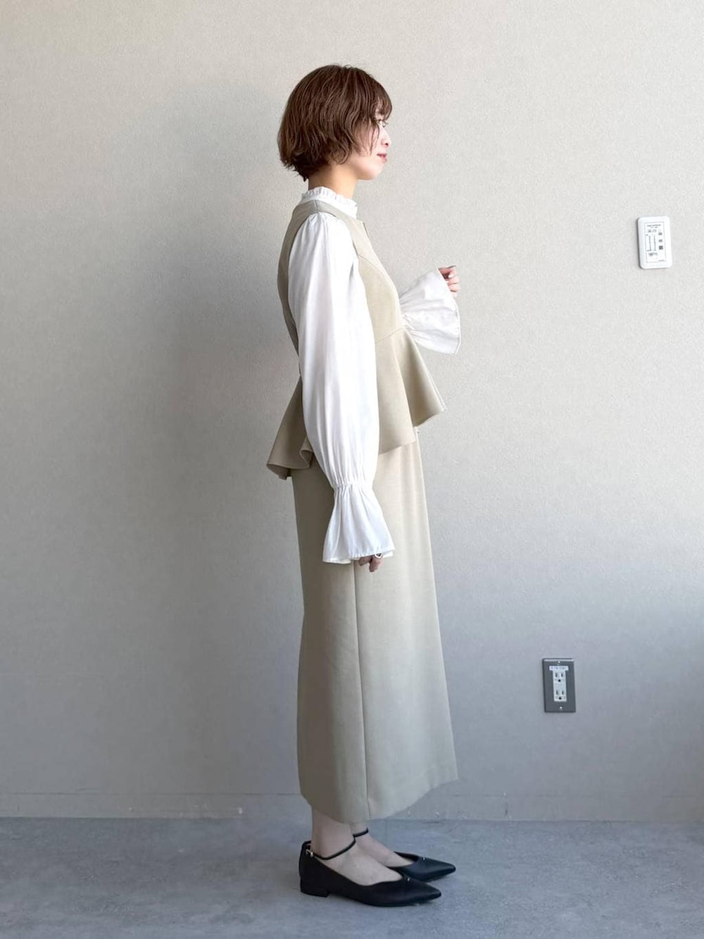 ベージュ系のテーラードジャケット、ベージュ系のワンピース、ホワイト系のシャツ/ブラウスを着用したレディースの冬コーディネートの5枚目の写真