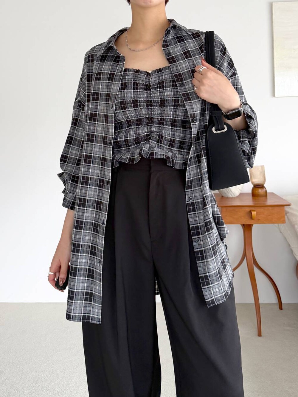 ブラック系のシャツ/ブラウス、ブラック系のその他パンツ、ブラック系のサンダルを着用したレディースの夏コーディネートの4枚目の写真