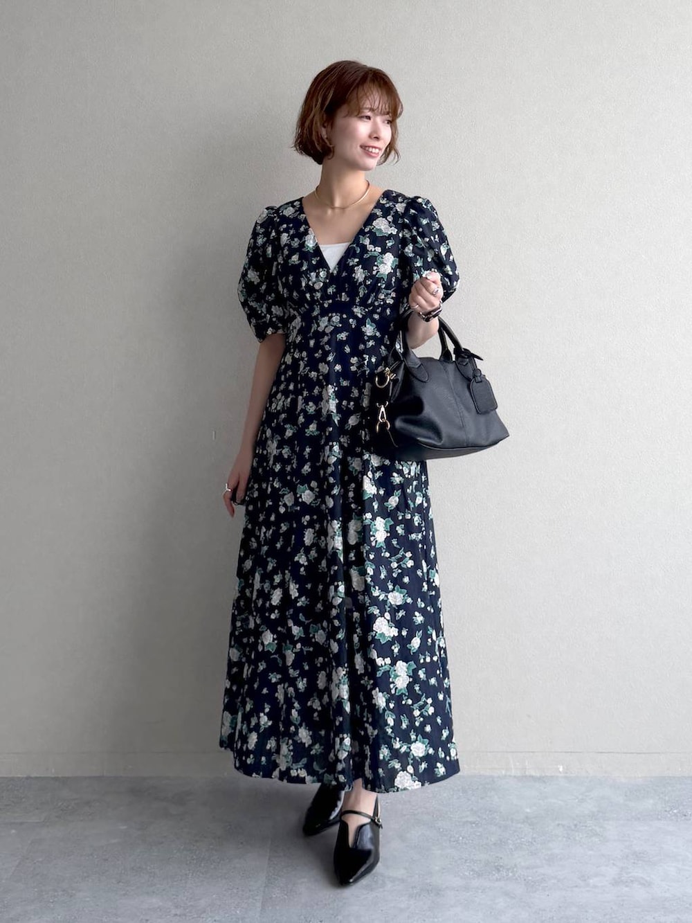 ブラック系のボストンバッグ、ブラック系のサンダル、グリーン系のMA-1を着用したレディースの春コーディネートの5枚目の写真