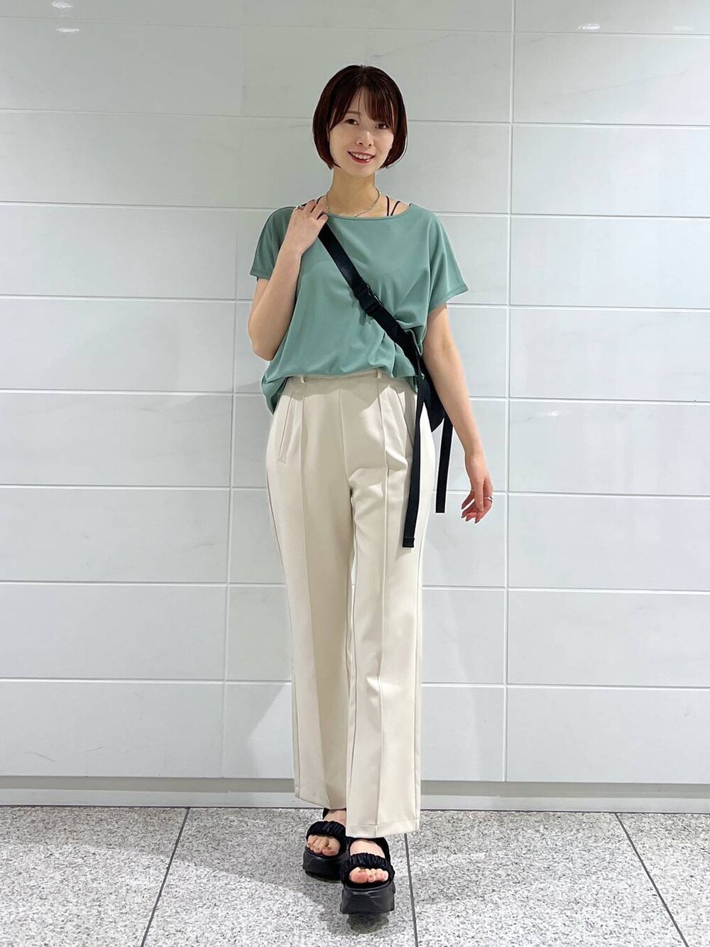 ベージュ系のその他パンツ、ブラック系のショルダーバッグ、ブラック系のサンダルを着用したレディースの夏コーディネートの2枚目の写真