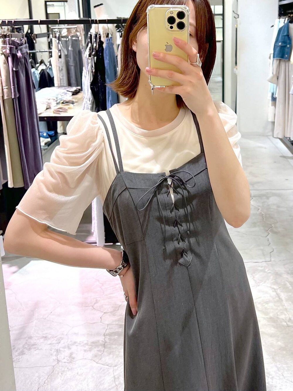 ブラック系のバレエシューズ、グレー系のワンピース、ホワイト系のTシャツ/カットソーを着用したレディースの春コーディネートの4枚目の写真