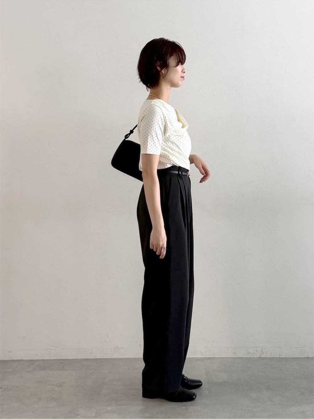 ホワイト系のTシャツ/カットソー、ブラック系のローファー、ブラック系のその他パンツを着用したレディースの夏コーディネートの2枚目の写真