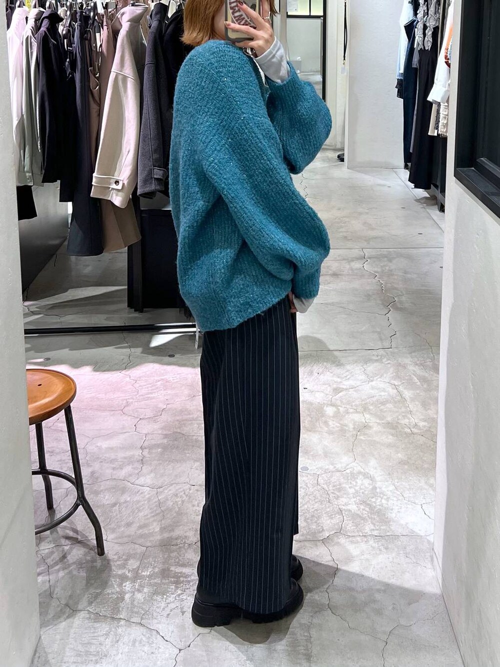 ブラック系のブーツ、シルバー系のTシャツ/カットソー、ブルー系のその他パンツを着用したレディースの秋コーディネートの2枚目の写真