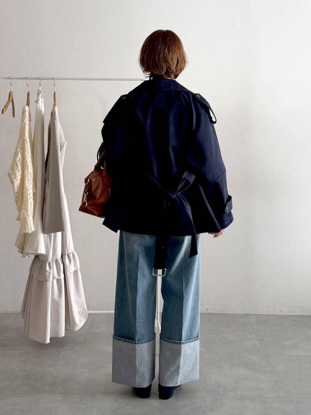 ブルー系のパンプス、ブルー系のトレンチコート、グレー系のニット/セーターを着用したレディースの春コーディネートの3枚目の写真