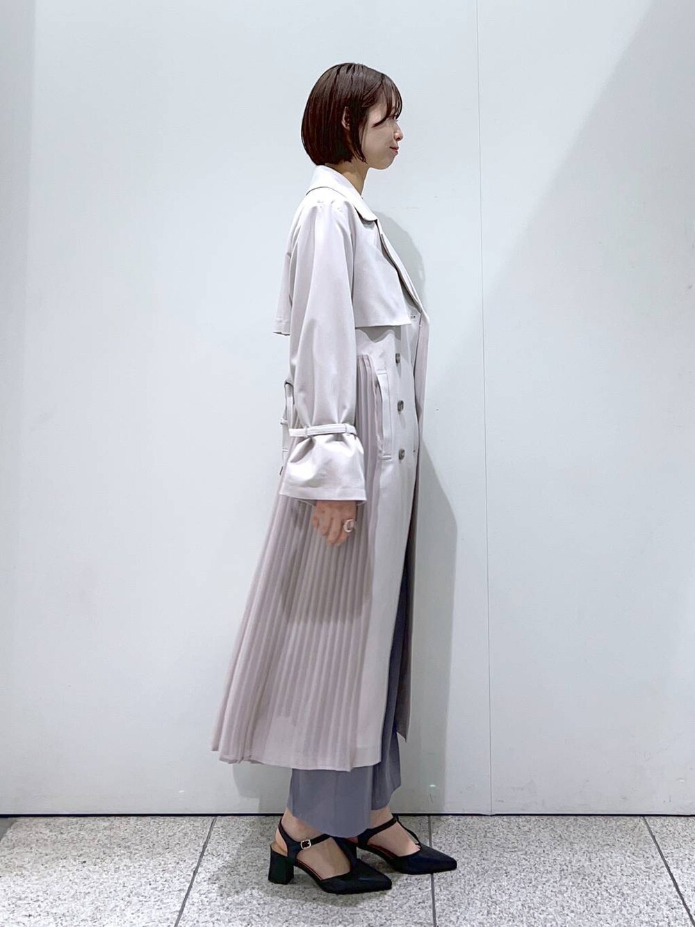 ブラック系のトートバッグ、ホワイト系のシャツ/ブラウス、ブラック系のパンプスを着用したレディースの冬コーディネートの2枚目の写真