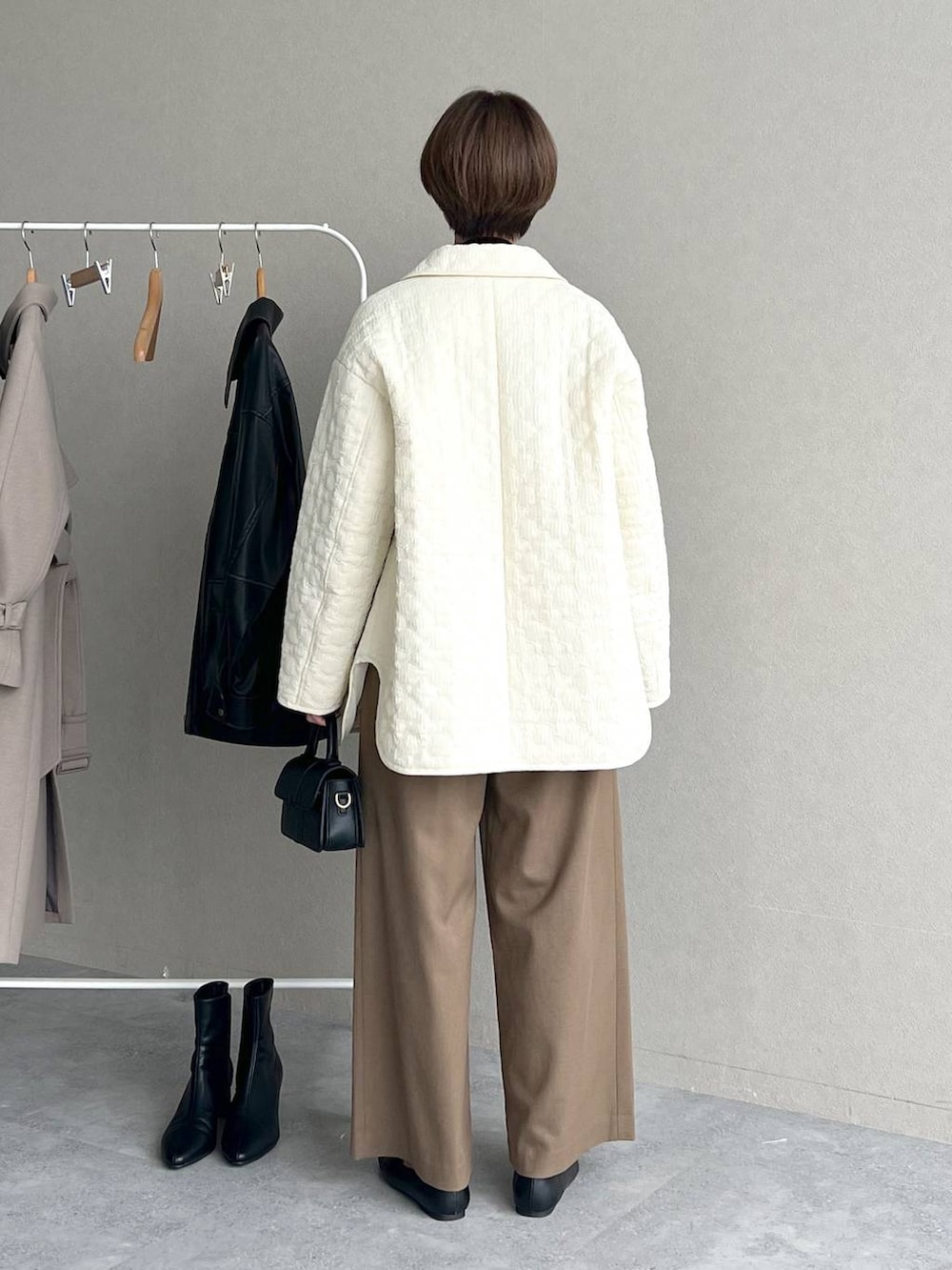 ホワイト系のブルゾン、ブラック系のバレエシューズ、ベージュ系のその他パンツを着用したレディースの秋コーディネートの3枚目の写真