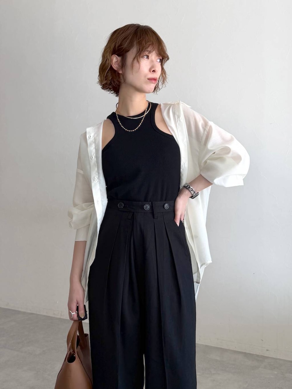 ホワイト系のシャツ/ブラウス、ブラック系のサンダル、ブラック系のタンクトップを着用したレディースの春コーディネートの4枚目の写真