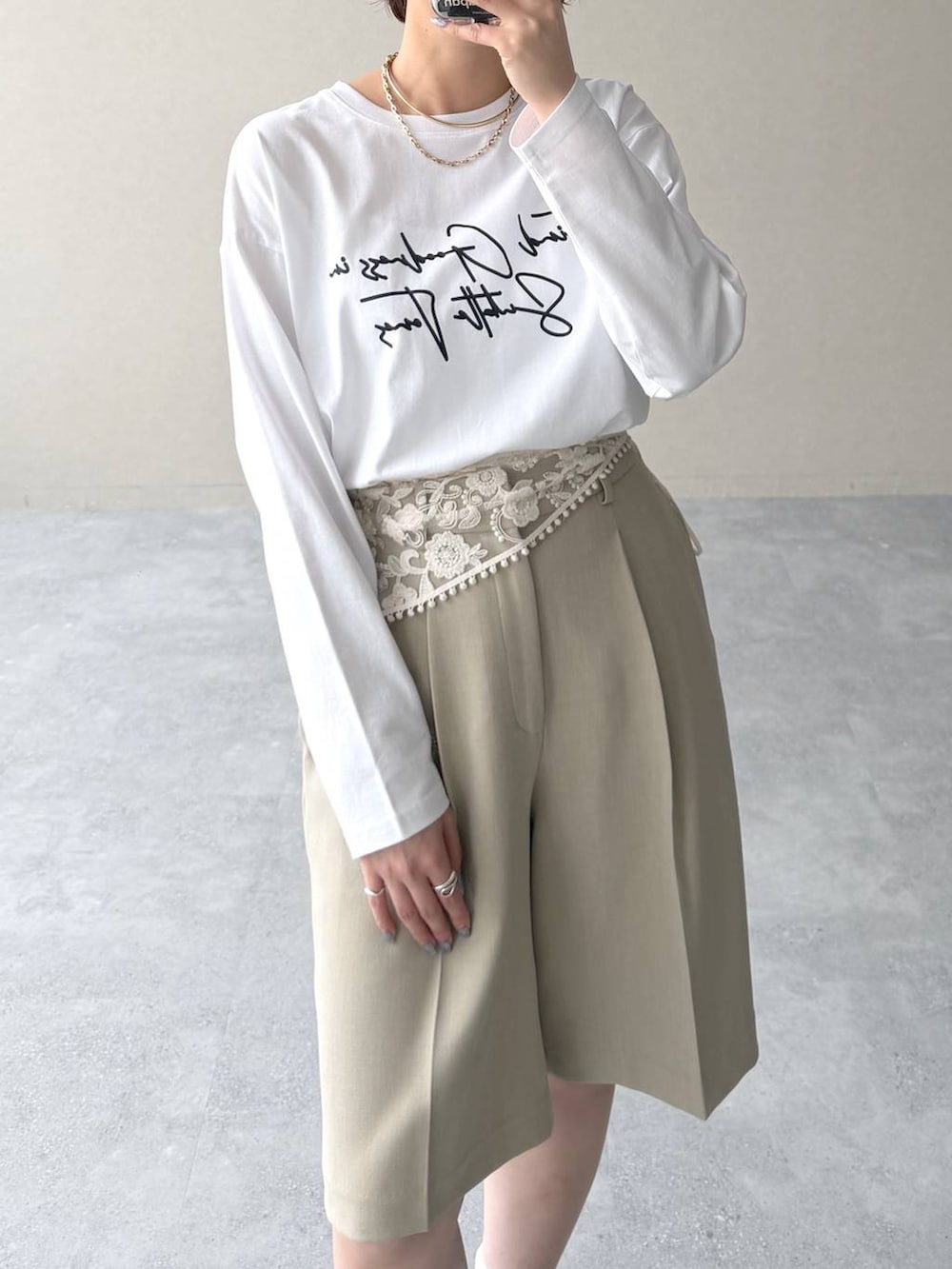 ブラック系のボストンバッグ、ブラック系のローファー、ベージュ系のその他パンツを着用したレディースの冬コーディネートの5枚目の写真