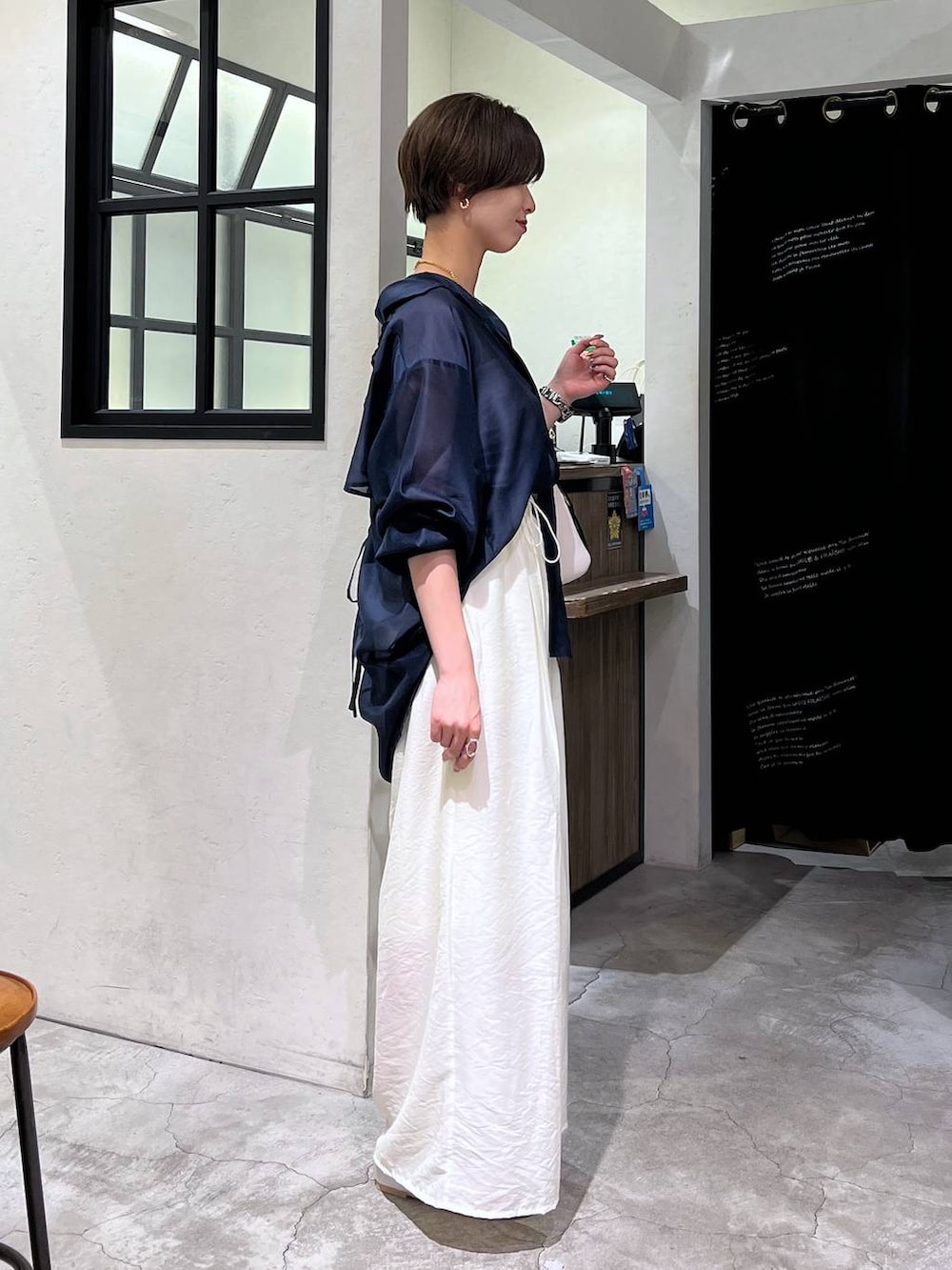 シルバー系のバレエシューズ、ホワイト系のショルダーバッグ、ホワイト系のキャミソールを着用したレディースの夏コーディネートの2枚目の写真