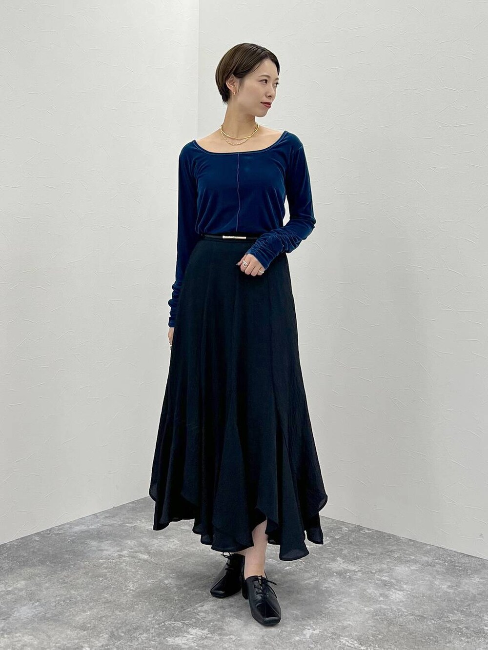 グレー系のテーラードジャケット、ブラック系のハンドバッグ、ブラック系のスカートを着用したレディースの秋コーディネートの5枚目の写真