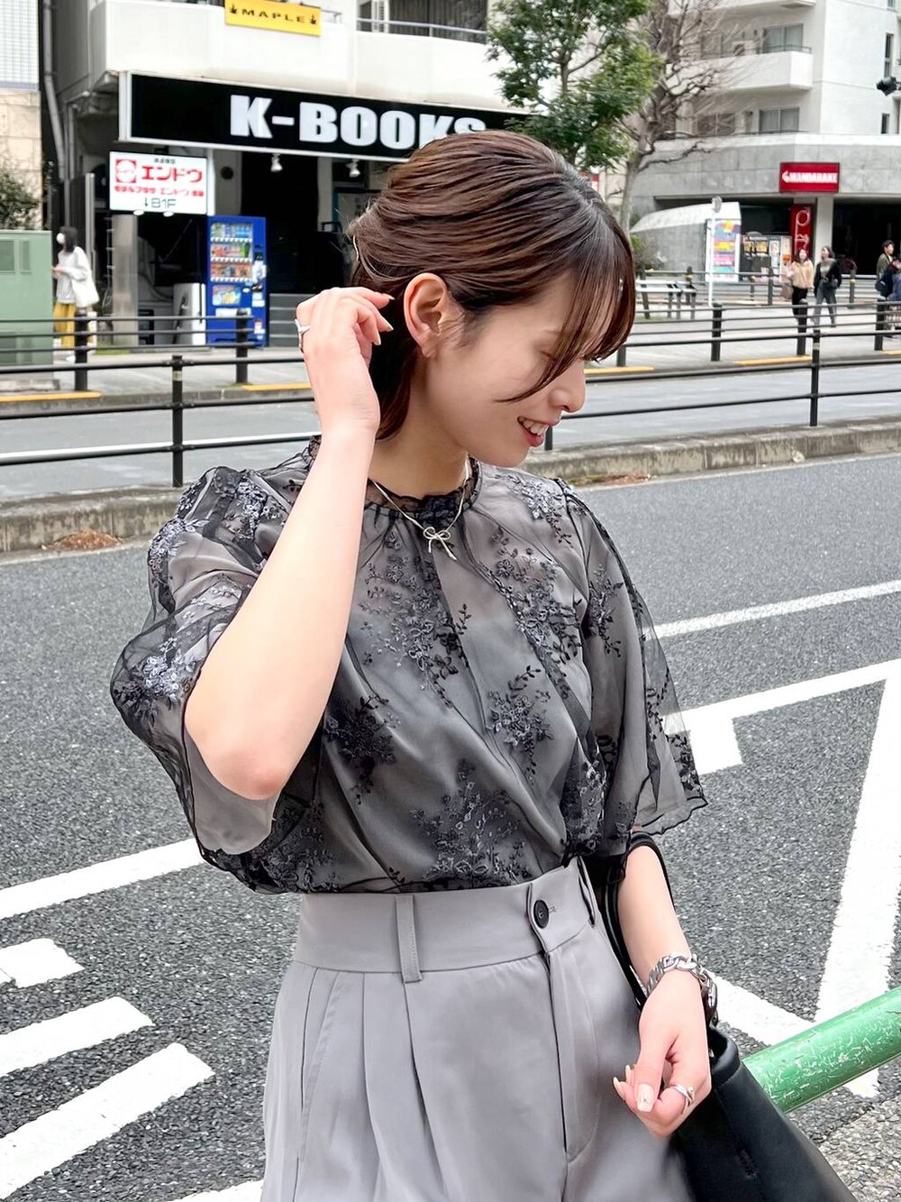 ブラック系のシャツ/ブラウス、ブラック系のサンダル、ブラック系のハンドバッグを着用したレディースの春コーディネートの4枚目の写真