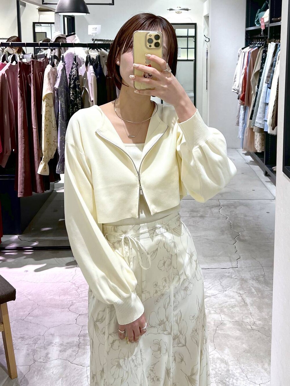 ブラック系のローファー、ホワイト系のタンクトップ、ホワイト系のハンドバッグを着用したレディースの冬コーディネートの4枚目の写真