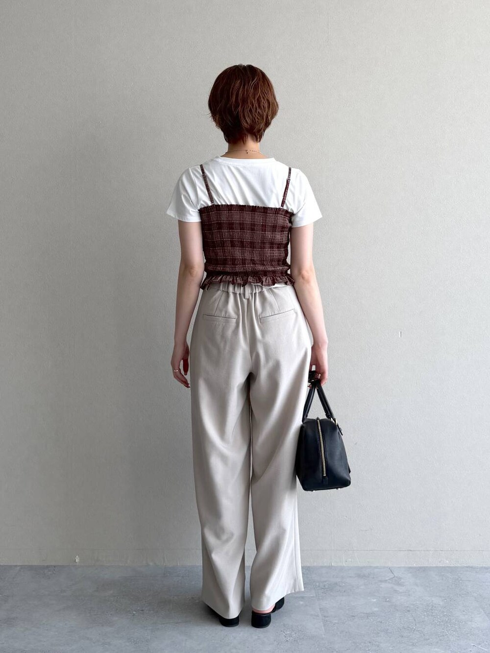 ブラック系のサンダル、ホワイト系のTシャツ/カットソー、レッド系のシャツ/ブラウスを着用したレディースの夏コーディネートの3枚目の写真