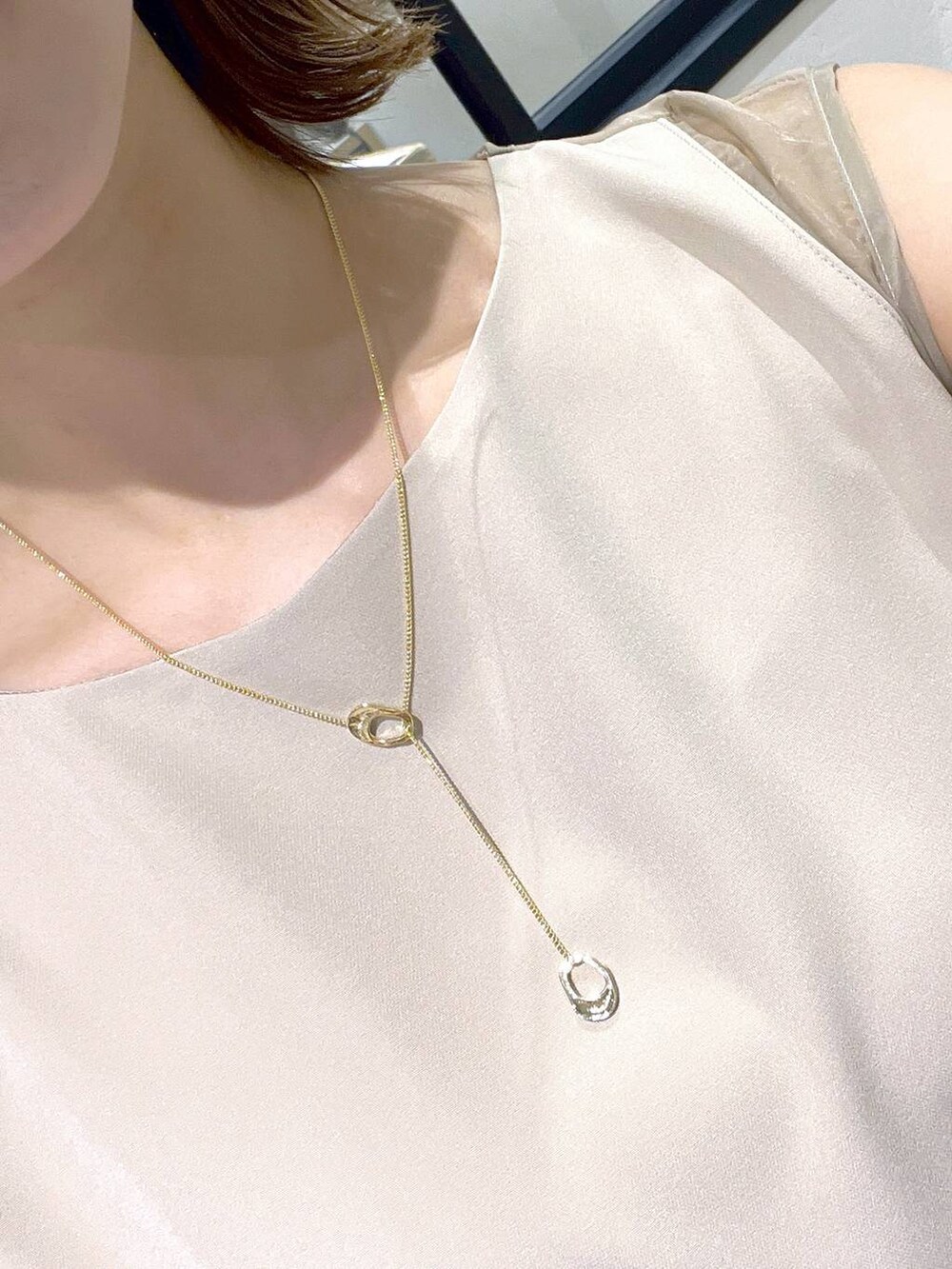 ベージュ系のつなぎ/オールインワン、ホワイト系のショルダーバッグ、ホワイト系のパンプスを着用したレディースの夏コーディネートの6枚目の写真