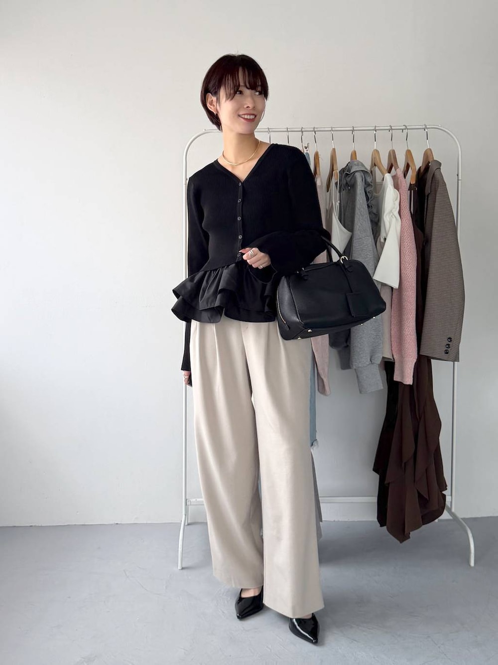 ベージュ系のその他パンツ、ブラック系のワンピース、ブラック系のキャミソールを着用したレディースの夏コーディネートの2枚目の写真