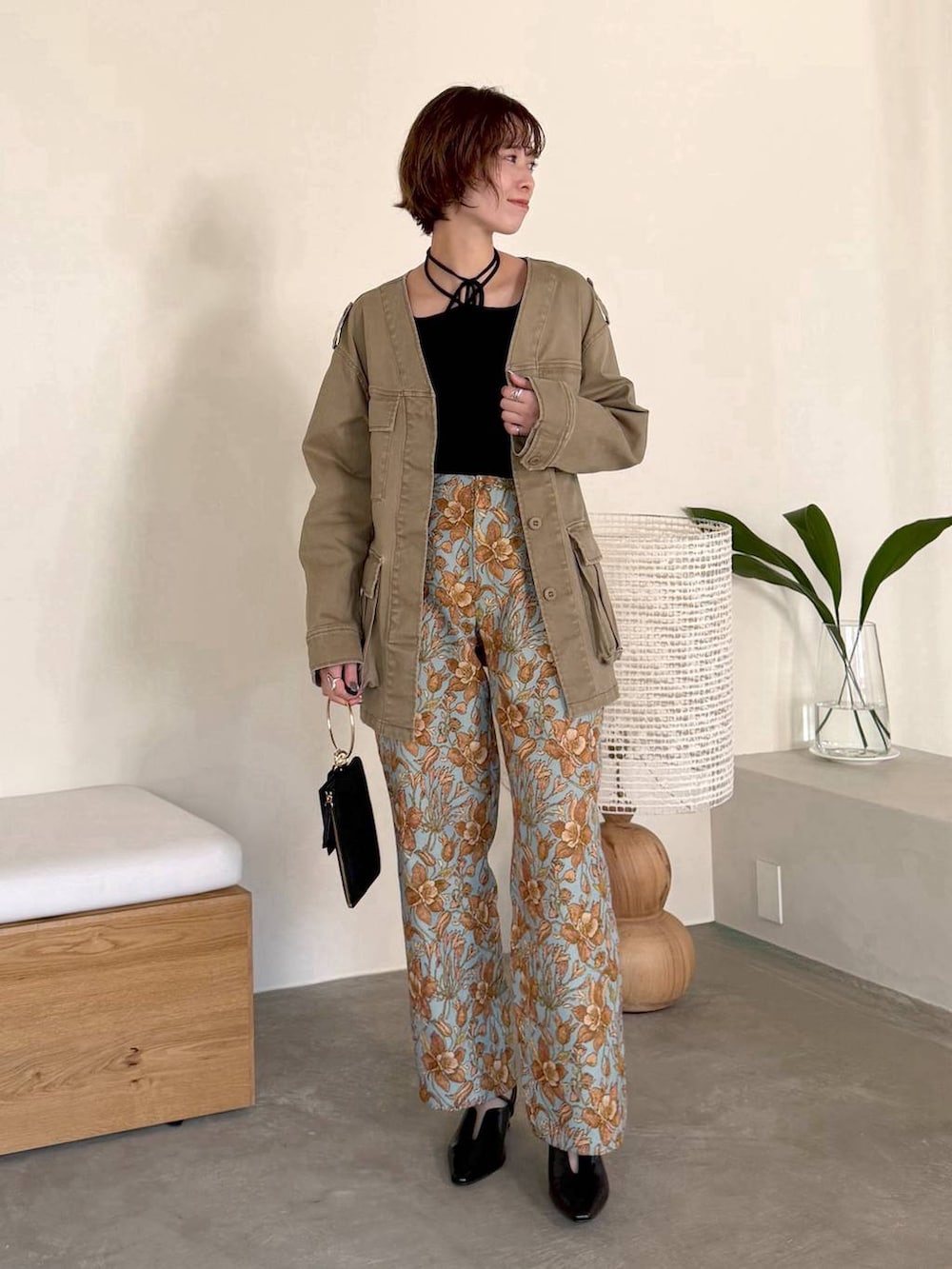 ブラック系のサンダル、ブラック系のショルダーバッグ、ブルー系のその他パンツを着用したレディースの冬コーディネートの6枚目の写真