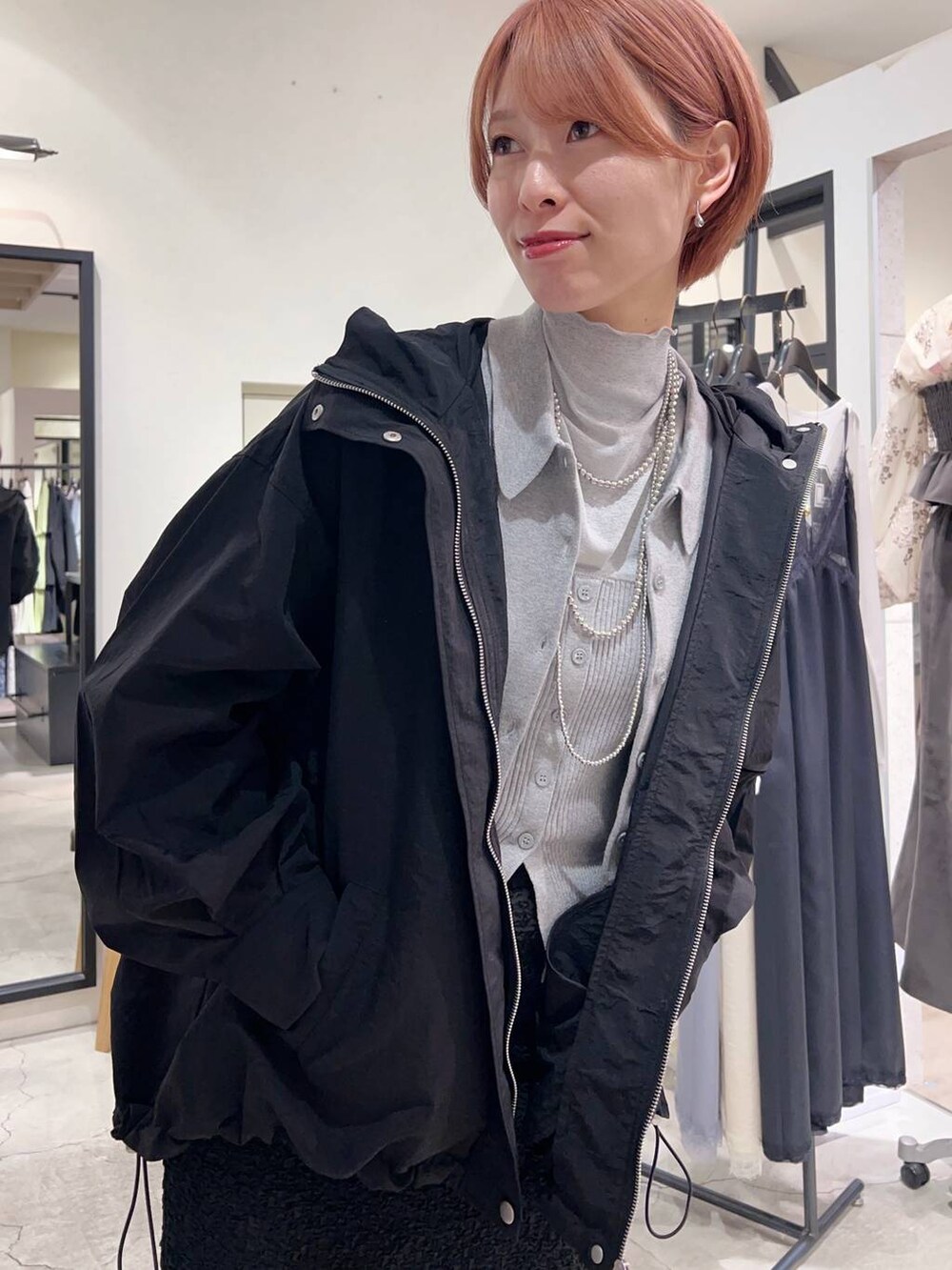 ブラック系のショルダーバッグ、ブラック系のマウンテンパーカー、ブラック系のバレエシューズを着用したレディースの春コーディネートの4枚目の写真