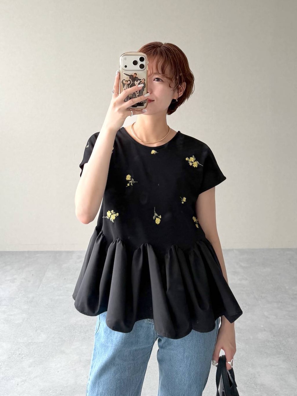 その他のTシャツ/カットソー、ブルー系のデニムパンツ、ブラック系のサンダルを着用したレディースの夏コーディネートの6枚目の写真
