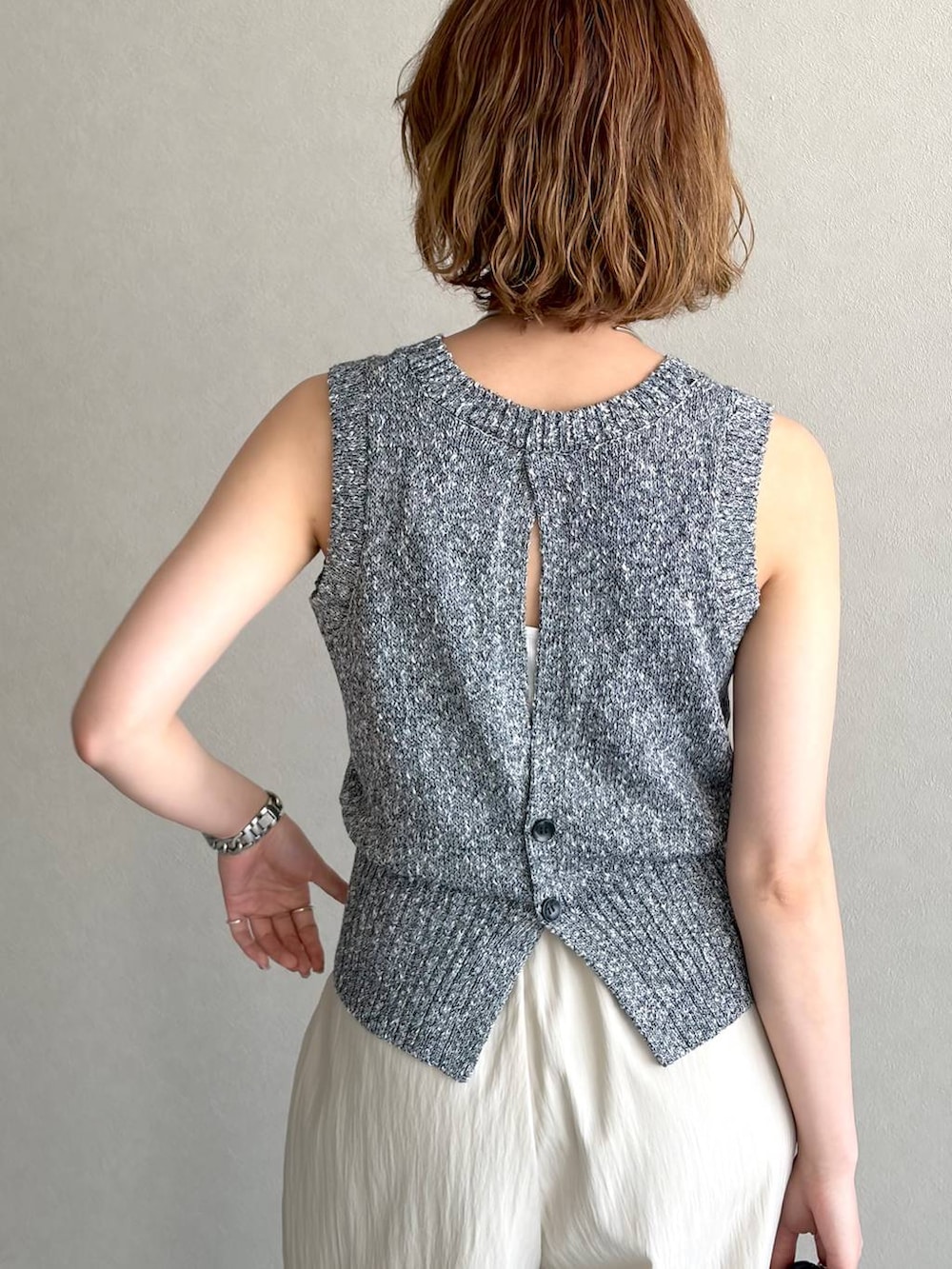 ベージュ系のその他パンツ、ブラック系のショルダーバッグ、ブラック系のベストを着用したレディースの春コーディネートの4枚目の写真