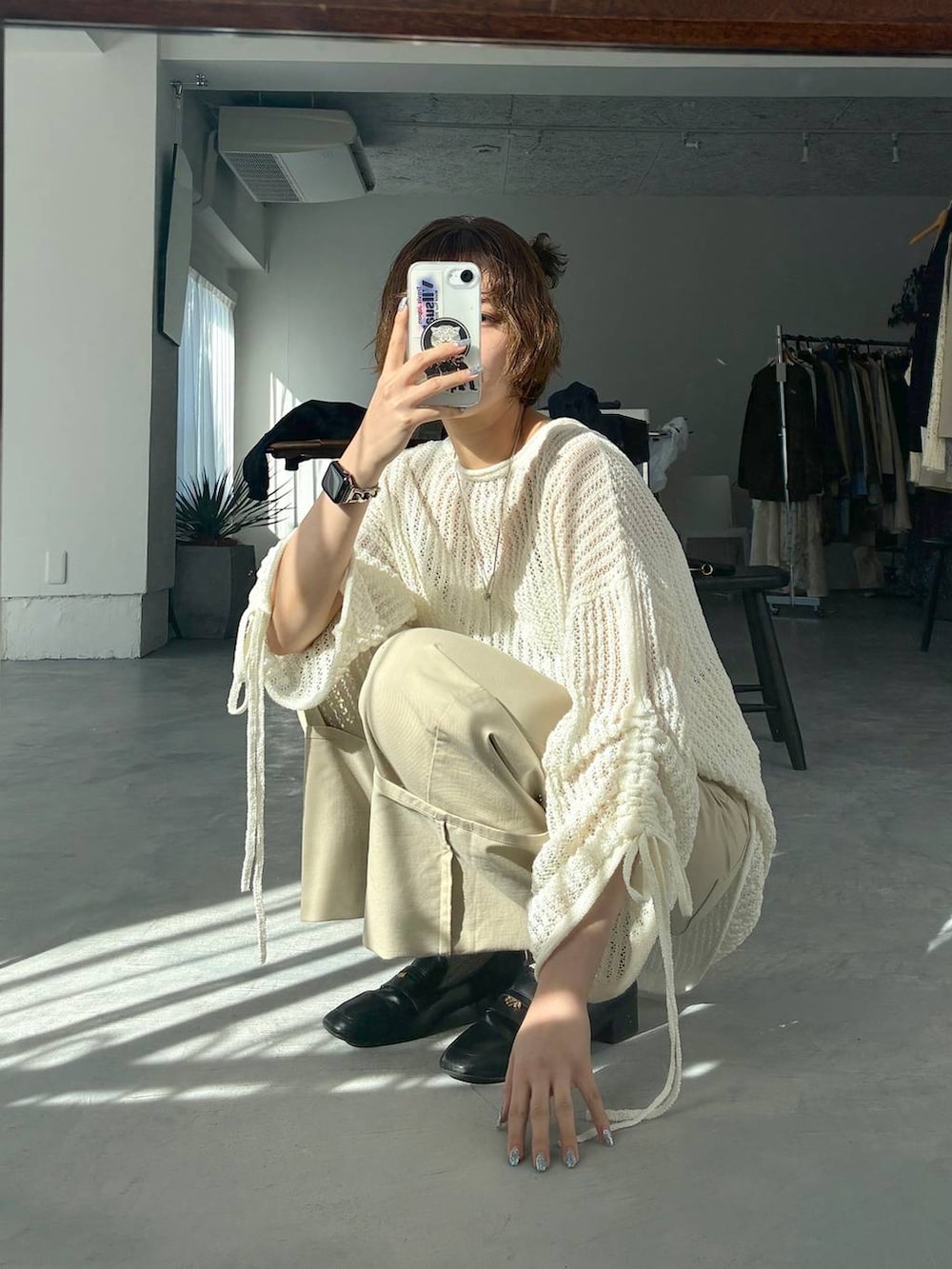 ブラック系のボストンバッグ、ブラック系のローファー、ブラック系のMA-1を着用したレディースの冬コーディネートの8枚目の写真