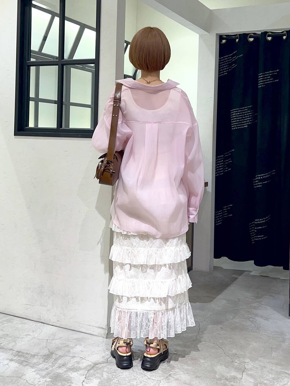 ピンク系のシャツ/ブラウス、ホワイト系のタンクトップ、ホワイト系のスカートを着用したレディースの春コーディネートの4枚目の写真