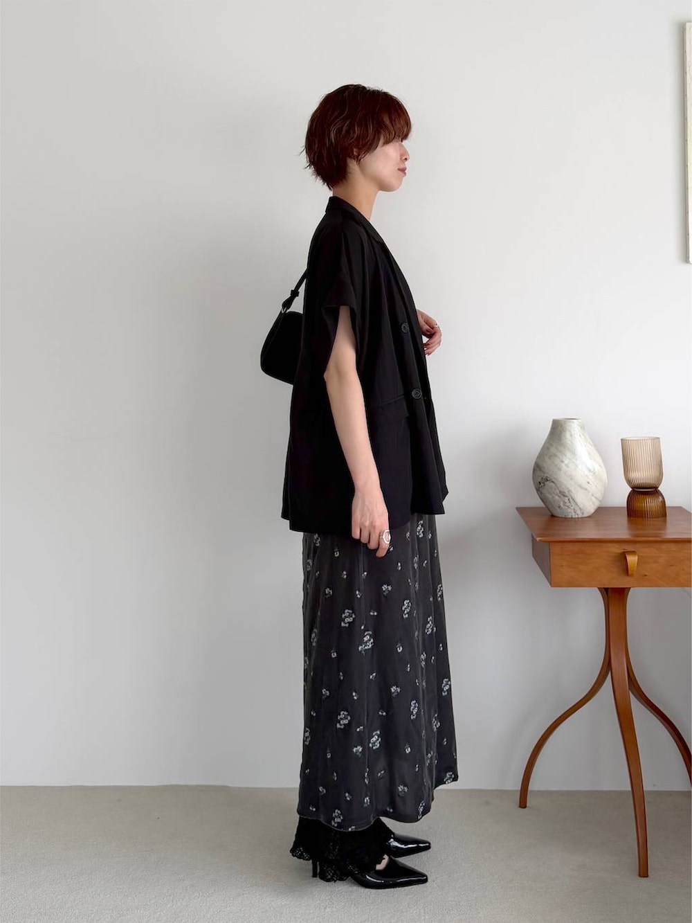 ブラック系のその他パンツ、グレー系のワンピース、ブラック系のサンダルを着用したレディースの夏コーディネートの2枚目の写真