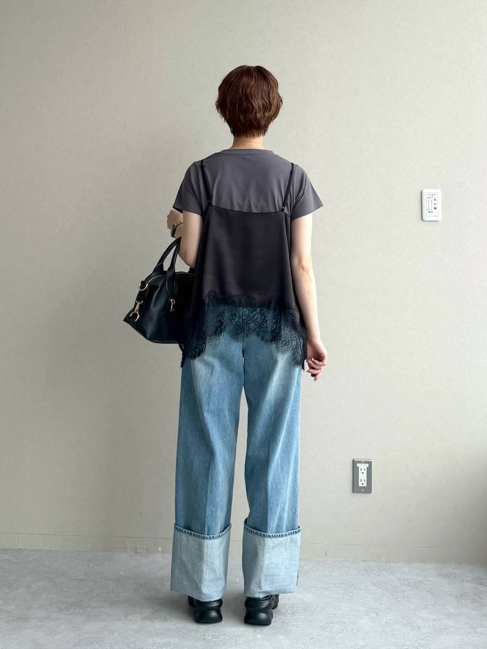 グレー系のTシャツ/カットソー、ブラック系のボストンバッグ、ブラック系のキャミソールを着用したレディースの夏コーディネートの3枚目の写真