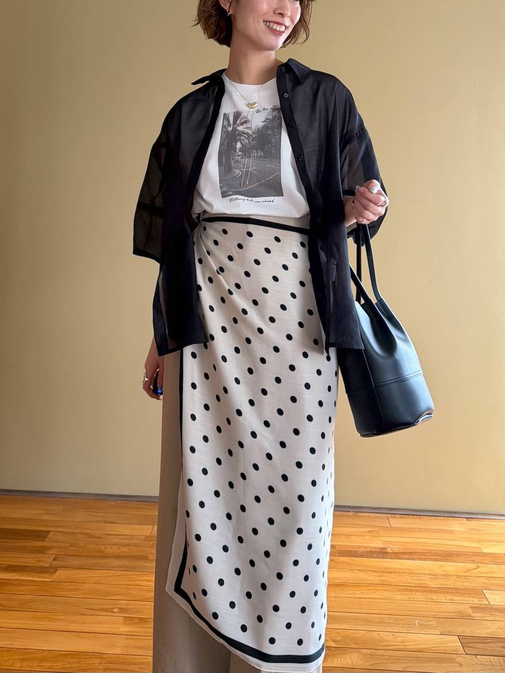 ブラック系のサンダル、ブラック系のシャツ/ブラウス、ベージュ系のチノパンツを着用したレディースの春コーディネートの4枚目の写真